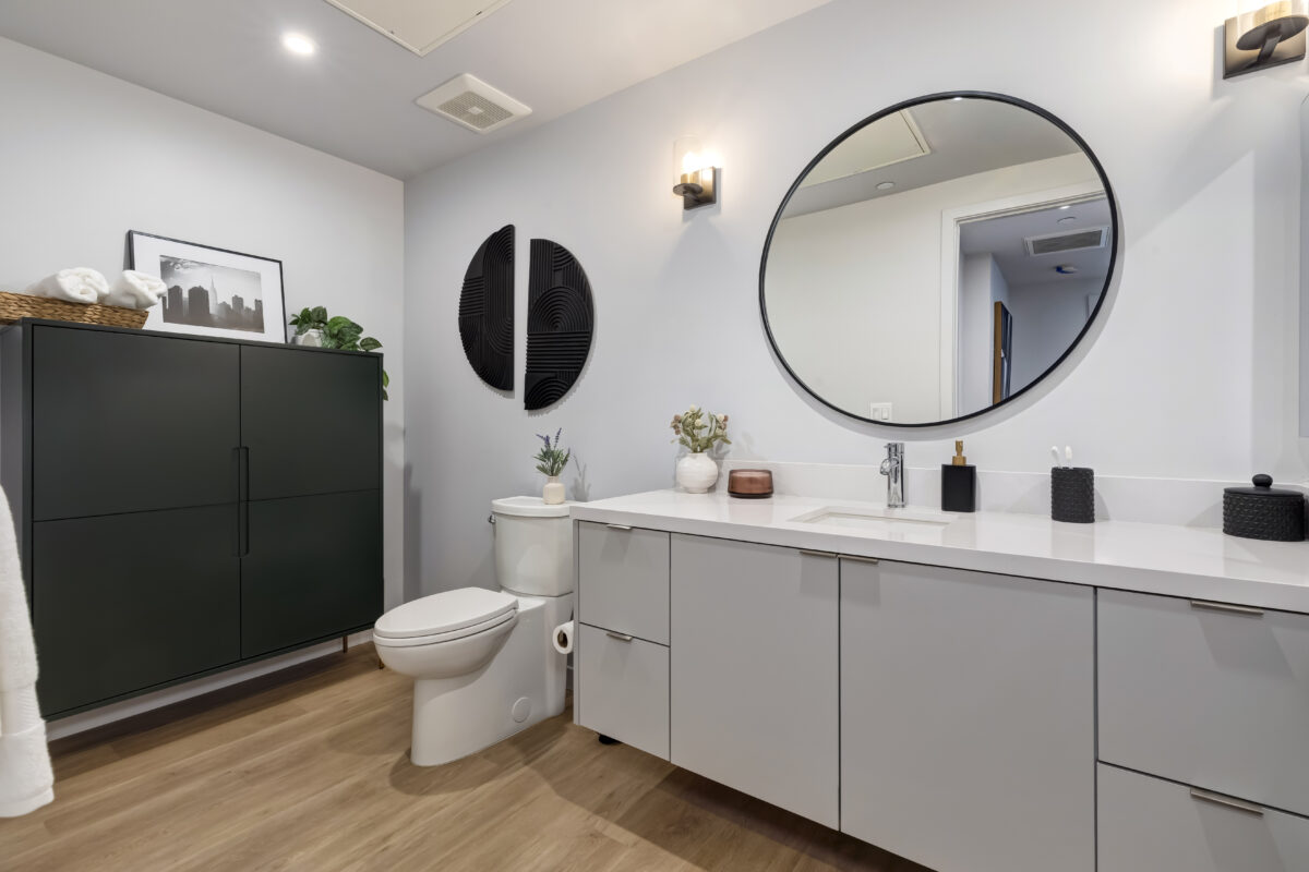 bathroom with toilet and tub shower