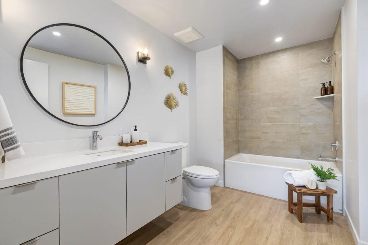 bathroom with toilet and tub shower